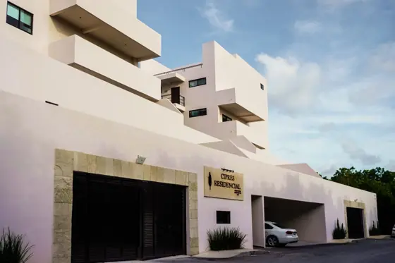 Fachada de Residencial Ciprés con estacionamiento techado